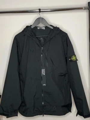 Stone island regn/vindjacka - Stone island regn/vindjacka i storlek L finns också en annan i storlek XL. Kan diskutera pris. Oanvänd.