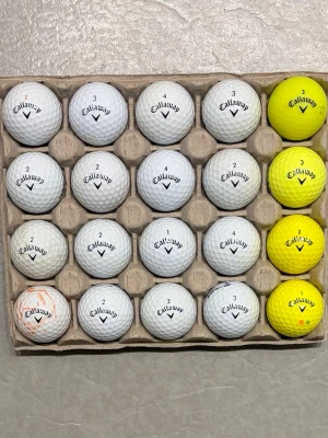 Callaway Golfbollar - Säljer ett blandat 20 stycken  vita Callaway golfbollar vissa med Reklam text/färgpenna, se bild.  Golfbollar: 13 SuperSoft, 2 Diablo, 2 DiabloTour, 2 Superhot55 1 Superhot