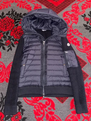Mörkblå jacka från Moncler - Moncler Cardigan i storlek M men passar även som S. Säljer den eftersom att jag inte hittar nån nytta av den, den ligger bara runt och jag vill gärna bli av med den. Pris kan absolut diskuteras vid snabb affär. OBS! Möts i gbg!.