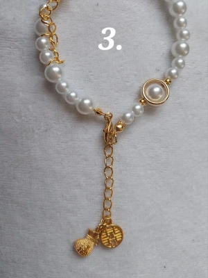 Handgjort Armband  - Vitt armband med guld detaljer  Ca. 20 - 24 cm  Handgjort av Dalkullans Teskedsringar 