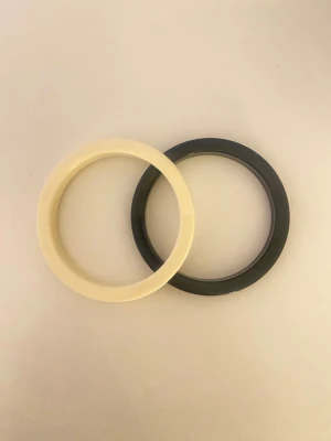 Två stilrena plastarmband - Säljer två runda armband i plast, ett i svart och ett i krämvitt. De har en enkel och clean design utan detaljer eller mönster, vilket gör dem lätta att matcha med olika outfits. Perfekta för dig som gillar minimalistiska accessoarer.