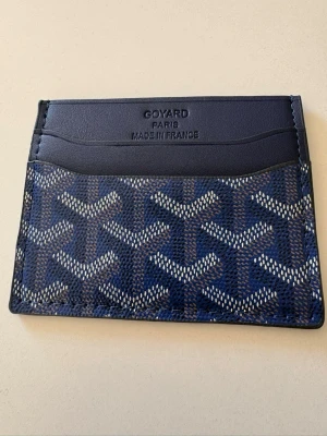 Blå korthållare - Snygg blå korthållare med klassiskt mönster i blått och vit. Tillverkat i läder och canvas, har flera fack för kort både fram och bak. Perfekt för dig som vill ha en stilren och exklusiv accessoar i fickan.pris kan diskuteras vid snabb äffär! ✅