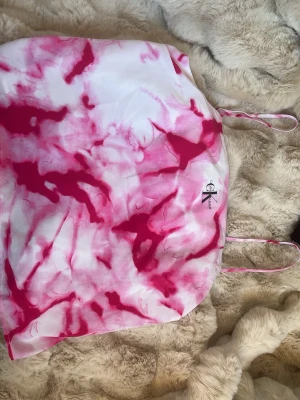 Rosa och vit linnetopp Calvin Klein - Fint linne/topp från Calvin Klein i storlek S. En perfekt topp till sommaren. Använd 3 gånger