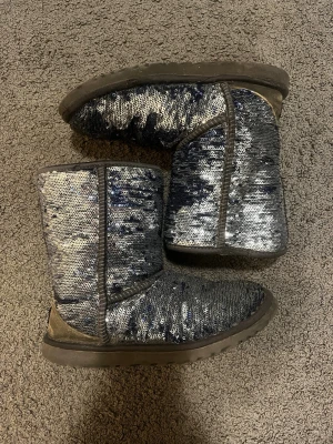 Glittriga paljettboots från UGG Australia - Använda men i bra skick