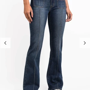 Claire 01Low Bootcut Jeans - Vintage Blue - Snygga mörkblå jeans med bootcut passform och markerade sömmar. Jeansen har stora fyrkantiga framfickor och klassiska bakfickor. Tillverkade i denim med lätt stretch för skön känsla och stilren look. Storlek EU34/Short