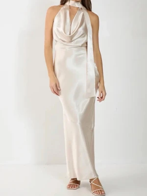 Champagnefärgad balklänning  - Jättefin satin balklänning i champagne, aldrig använd, säljer då jag ska ha en annan😇