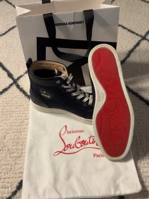 Christian Louboutin skor - Säljer dessa Christian Louboutin skor i storlek 42,5 äkta givetvis, knappt några defekter på dessa, medföljer en dustbag och en nk-påse.