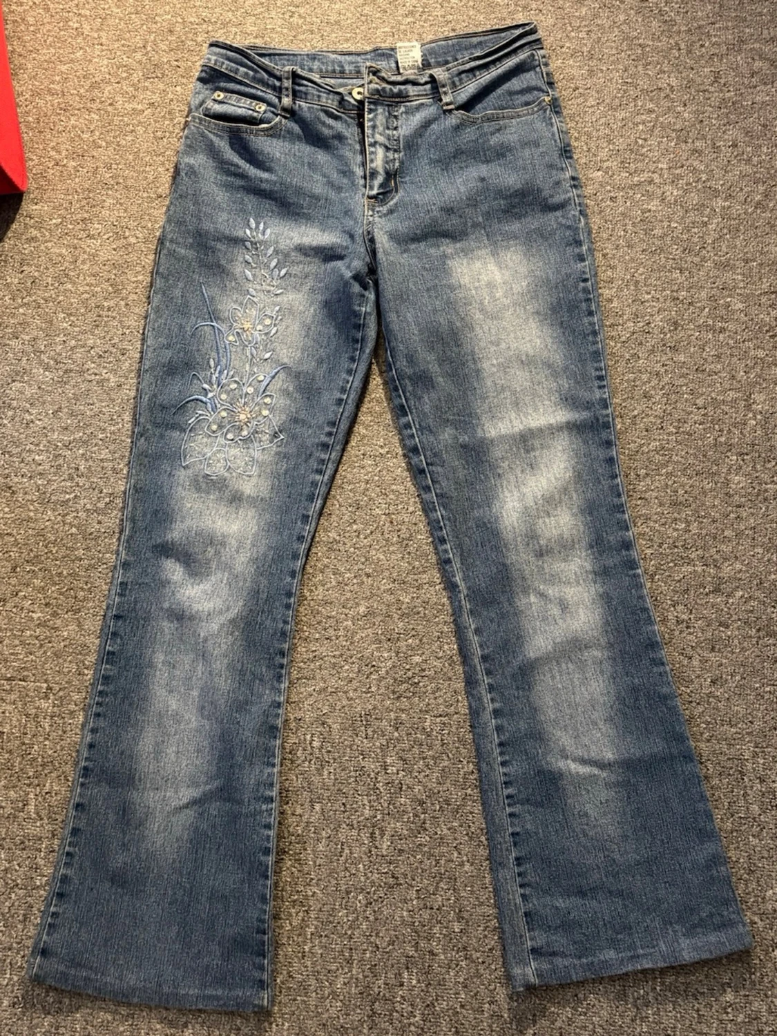 Blå bootcut jeans med blommig brodyr
