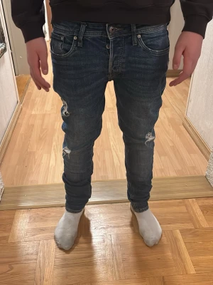 Slim fit jeans - Säljer ett par från slim fit jeans från Jack & Jones i storlek 29/30 då dom är tyvärr för små