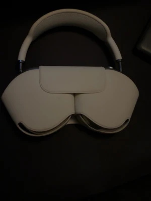 Apple AirPods Max i silver - Äkta!! Säljer ett par Apple AirPods Max i stilren silverfärg. Over-ear design med mjuka öronkuddar och justerbart huvudband i mesh. Lyxig känsla med aluminium och textilmaterial. Perfekta för musik, gaming eller film.