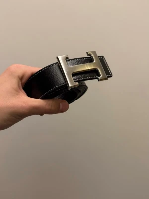 Hermesbälte - Tja! Säljer denna helt nya bältet med H loggan på! Kontakta vid frågor eller prisförslag!