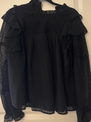 Svart volangblus - Jätte fin blus från gina Young stl 158/164, kommer tyvärr inte till användning🤍 använd fåtal gånger