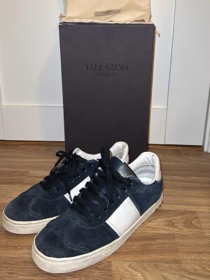 Valentino Garavani Flycrews - Tjena! Säljer nu mina Valentino Flycrews i storlek 42 och färgen mörkblå. Använt dessa skor sparsamt och är i ett hyfsat bra skick. Skick 8/10!!  Box samt två påsar till skorna medkommer vid köp. Hör av er om ni skulle vara intresserade eller vid fler frågor/bilder!! Ha det bäst så länge!! :) 