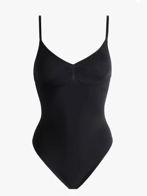 Svart body - Body från h&m, aldrig använd har prislappen kvar eftersom jag glömde returerna 
