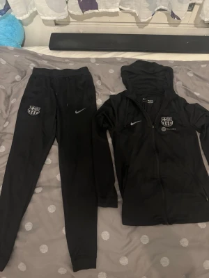  Barcelona Nike träningsset - Barca tränings dress i storlek S köpt på unisport under sommarn knappast använd och i bästa skicket