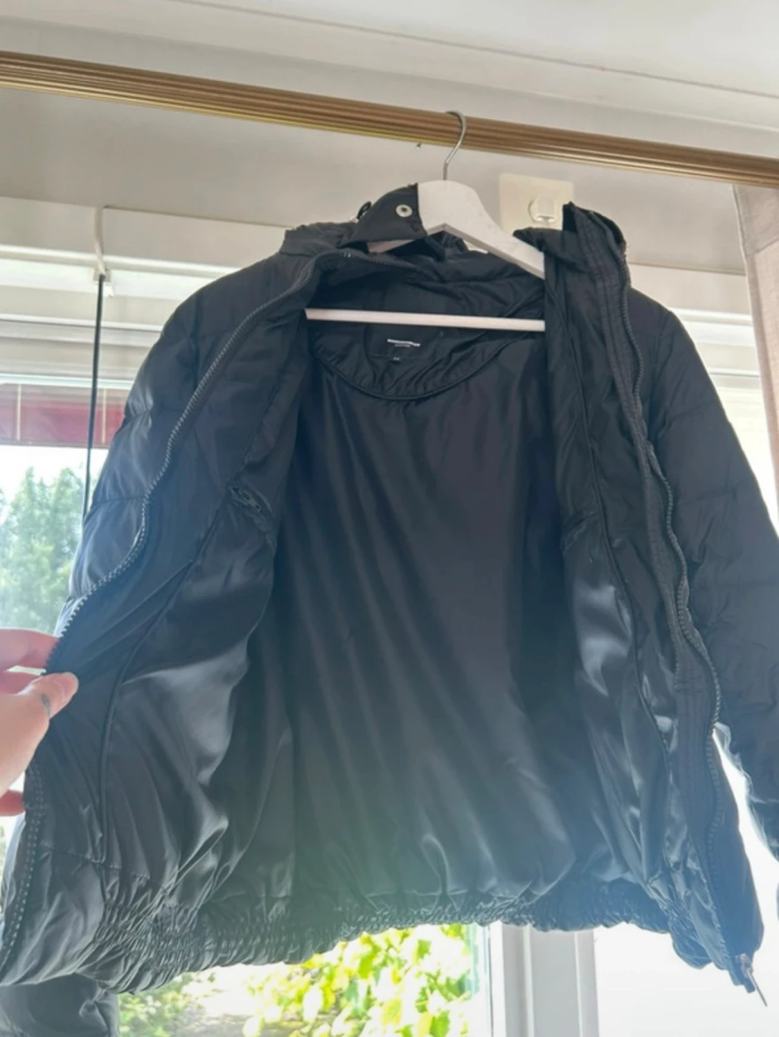 Svart kort pufferjacka med huva - 3