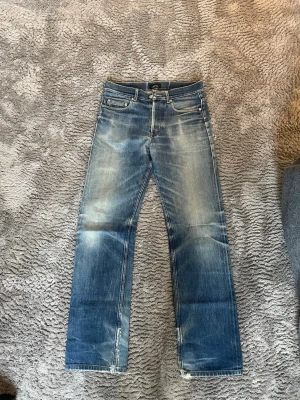 A.P.C. Selvedge Jeans - Säljer ett par Selvedge jeans från A.P.C. med snyggt slitna detaljer. Jeansen har en ljus tvätt med markerade slitningar på framsidan och baksidan. W29-30 L32-34. 