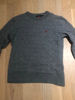 Morris kableknitt - Säljer nu denna sjukt snygga Morris kableknitten. | Står Xs men passar som xxs pga att den har krympt i tvätten. | Inte använd mycket alls. | priset går att diskutera. | Tar även byten vid intresse.