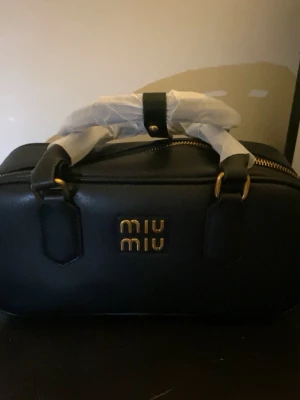 Miu Miu väska  - Helt ny och oanvänd. Har mycket utrymme inuti. Den har en axelrem till.