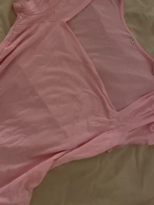 Ljus rosa pink topp tröja linne top cute y2k coquette - Jätte söt och skön topp, kan posta samma dag om man beställer innan 17:30🫶🏻🫶🏻🫶🏻💕💕💕💕