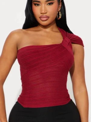 Vinröd oneshoulder topp - Säljer en vinröd oneshoulder topp med snygg twistad detalj vid axeln. Helt ny och oanvänd, kommer i orginalförpackning. 