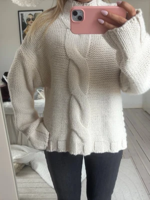 Zara kabelstickad polotröja - Säljer en vit stickad tröja från Zara. Den har bra passform och så najs färg! Den är även helt ny med prislapp!