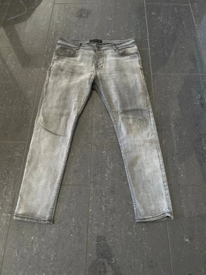 Jacob Cohën jeans  - Snygga grå slim fit jeans från Jacob Cohëen med klassisk femficksdesign och dragkedjegylf. Jeansen har en tvättad look. Perfekta för en trendig och avslappnad stil.