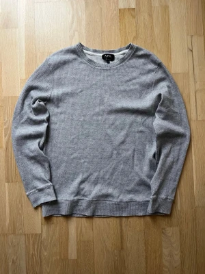 Stickad tröja från APC - Snygg stickad tröja från APC i ett fint stickat mönster. Den är i väldigt fint skick utan något slitage alls. Skriv vid funderingar 🙌Pris kan diskuteras!