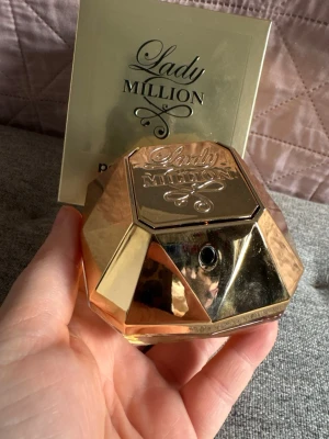 Lady Million Eau de Parfum - Lyxig parfym från Paco Rabanne i en ikonisk guld diamantformad flaska. Lady Million har en elegant och feminin doft, perfekt för dig som gillar exklusiva och moderna parfymer. Flaskan är i guldigt material och känns riktigt glam.