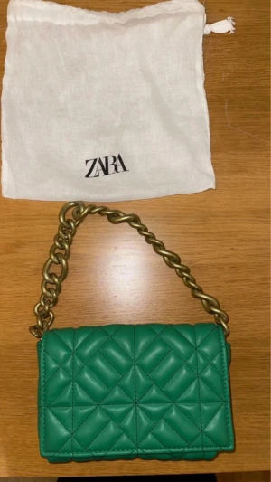 Väska grön zara - Grön Zaraväska 💚 Använd 1 gång bara, dustbag följer med 
