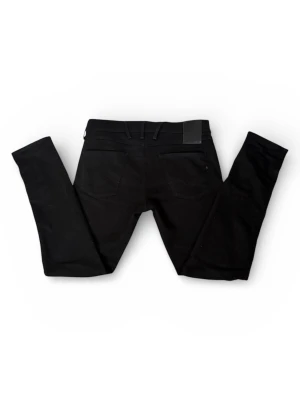 Replay jeans - Pris kan diskuteras❗️Snygga svarta Replay jeans med klassiska bakfickor och bälteshällor. Jeansen har en slim passform och är tillverkade i ett stretchigt material. Perfekta för en stilren och modern look.