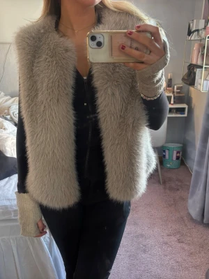 Ljusbeige fluffig pälsväst Zara - Säljer nu denna jättefina pälsväst från Zara! Supersnygg o skön, endast använd ett fåtal gånger så det finns inga som helst defekter💖 