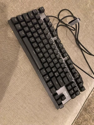 Zon home of victory 2 - säljer ett tangentbord som inte är använd så mycket. Den kan lysa i många färger. Kartong ingår. Inga problem alla tangenter fungerar som dom ska.☺️