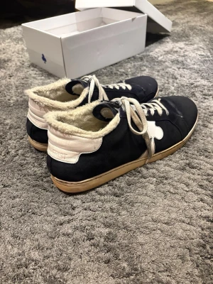 The Gallerist - marinblå - size 45 - Säljer nu dessa galet snygga fodrade dojjor från The Gallerist i storlek 45. Allt og ingår i priset! Skicket har varit bättre men går att ändra på genom en enkel tvätt. Dessa är perfekt för dig som vill vara lite extra varm under vintern och den kommande våren! Vid fler frågor är det bara att skriva och pris kan diskuteras vid snabba affär! MVH VMresell