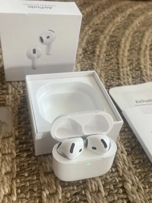 Airpods 4 - Säljer ett par AirPods 4. Säljer dessa eftersom att jag fick dom men  har ett par andra. ANC och serienumret funkar. Vid frågor eller pris så är det bara att kontakta.