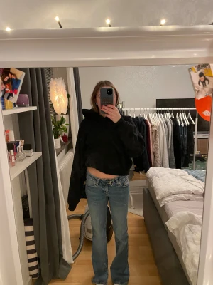 Blå bootcut jeans från 157 Paris - Säljer ett par blå jeans från 157 Paris Come med bootcut passform och låg midja. Jeansen har klassisk femficksdesign, ljus tvätt och är tillverkade i jeansmaterial med snygga kontrastsömmar. Perfekta för dig som gillar retrovibbar och avslappnad stil. Lite trasig längst ner på ena benet. Pris går att diskutera 