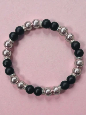 Armband med rosa hematit sten & svarta stenpärlor - Snyggt armband med växelvis mattsvarta och blanka silverfärgade pärlor. Elastisk tråd gör det enkelt att ta på och av. Perfekt accessoar för att lyfta din outfit med en modern touch.