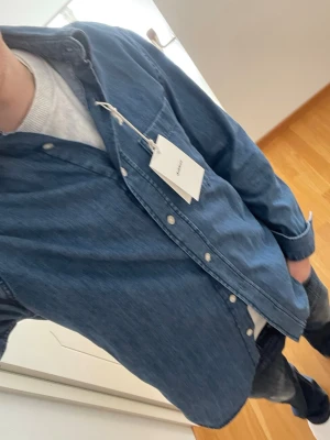Jeans skjorta - Jeans skjorta från dobber med prislapp kvar. Säljer då de inte va min stil. Jag är 173 på bilderna. Aldrig använd. Storlek s.