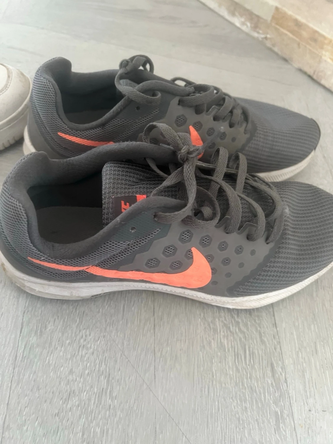 Grå Nike sneakers med orange swoosh