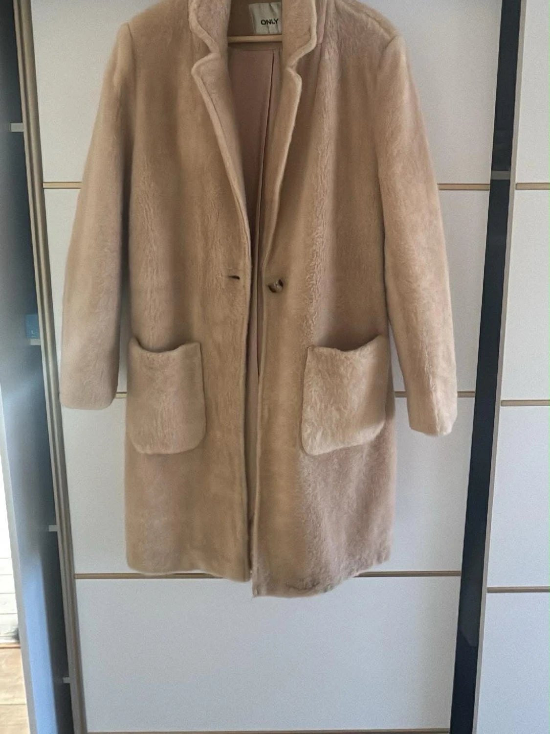 Beige fuskpäls kappa från Only