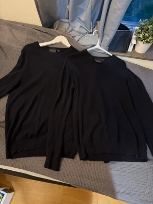 Kashmir tröjor - Två mörkblåa kashmir tröjor med rund hals och långa ärmar. Klassisk och enkel design, perfekt att matcha med olika outfits. 