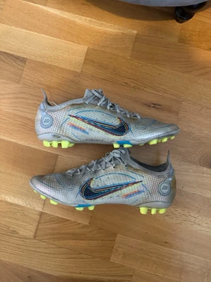 Fotbollskor  - Nike mercurial vapor 13 storlek 44,5 passar 44 också använda ett tag men fortfarande bra skick en jätteliten öppning vid en dobb men märks inget när man spelar 