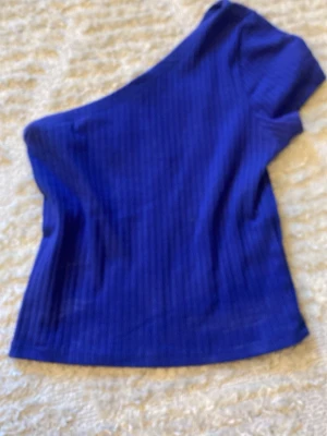 En arm topp - Jag säljer denna väldigt fin blåa toppen från Gina Tricot, med bara en arm då den inte kommit till användning riktigt ❤️ Toppen är i storlek S, passar xs och är ganska stretchig. Skriv för mer info 😍
