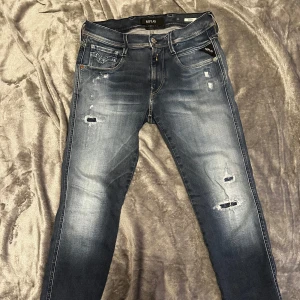 Replay anbass  - Snygga stentvättade  jeans från Replay i modellen Anbass. Storlek 30/32. Hör av er vid mista fundering! Pris sitter ej fastspikat vid snabb affär! 