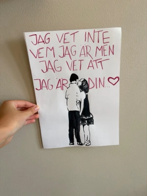 Handritad romantisk affisch - Unik handritad affisch på vitt papper med texten 'Jag vet inte vem jag är men jag vet att jag är din...' i röd tusch och en illustration av ett par som kysser varandra. Håkan inspirerad.A4
