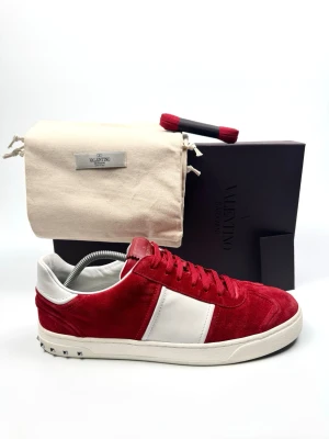 Valentino Flycrew - Valentino Garavani Flycrew sneakers. Storlek 44. Skick 9,5/10  - alla nitar kvar. Tillbehör: Box, Dustbags, extra snören och Kort. Nypris ca 8000kr. 100% autentiska.