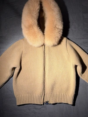 Alessa jacka  - 🤍 Alessa sand zip hoodie 🤍 Size S  Elegant zip hoodie in a soft sand/beige tone from Alessa. A minimal and versatile piece designed for everyday wear with a clean, premium look.  Crafted from a soft wool blend fabric that feels comfortable on the skin and provides warmth during colder seasons without feeling heavy.  ✨ Design details:  * Full front zip closure * Soft structured hood * Clean minimal silhouette * Comfortable wool blend material * Easy to style with different outfits