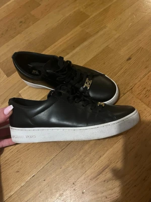 Svarta Michael Kors sneakers - Storlek 35