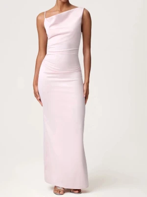 Ljusrosa oneshoulder långklänning från Adore - Elegant långklänning i ljusrosa med oneshoulder-design och smal passform. Klänningen har en slät yta och tunna axelband på ena sidan, vilket ger en modern och stilren look. Perfekt för speciella tillfällen.