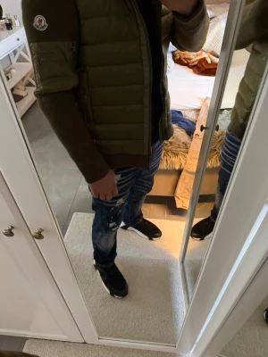 grön pufferjacka från Moncler - Säljer min ÄKTA!!! moncler jacka från moncler som är använd max 2/3 gånger för att den är helt för stor för mig hör av er för fler bilder och som sagt priset går att leka med för en snabb trygg affär.